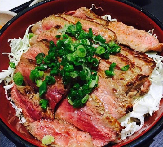 鲜嫩多汁的美味食物牛肉图片