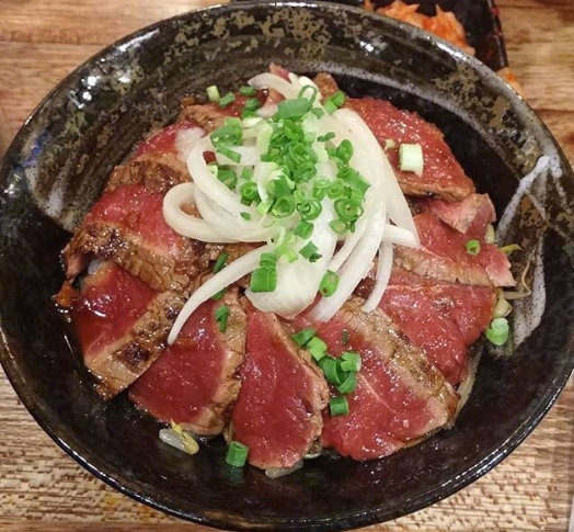 鲜嫩多汁的美味食物牛肉图片