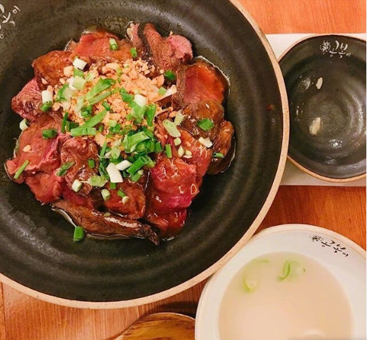 鲜嫩多汁的美味食物牛肉图片