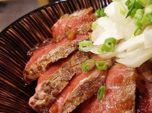 鲜嫩多汁的美味食物牛肉图片