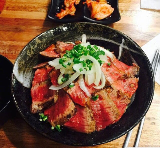 鲜嫩多汁的美味食物牛肉图片