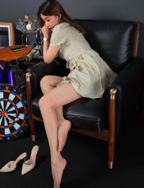 白丝袜美女美足诱惑图片