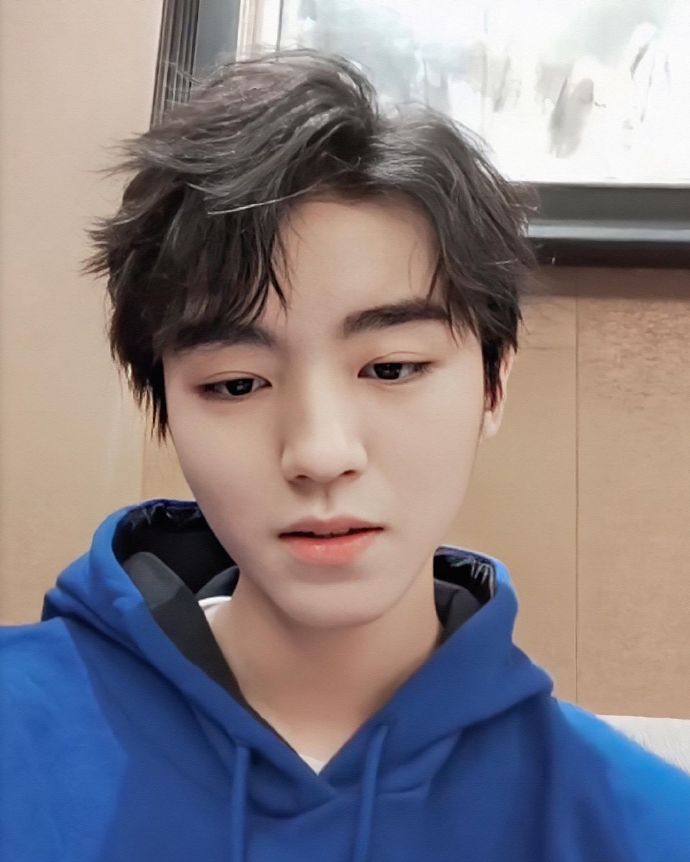 四川男明星王俊凯自拍照图片