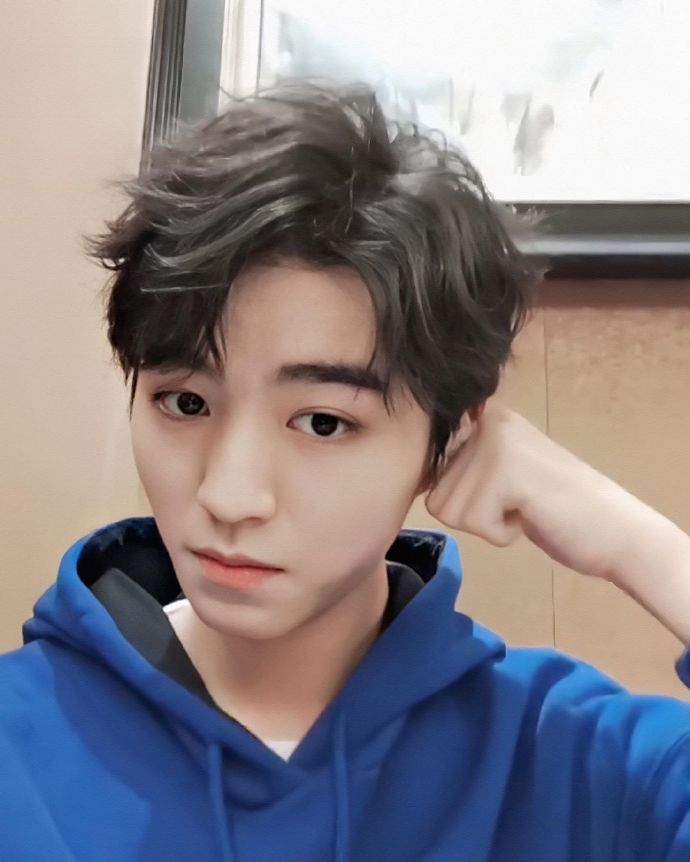 四川男明星王俊凯自拍照图片