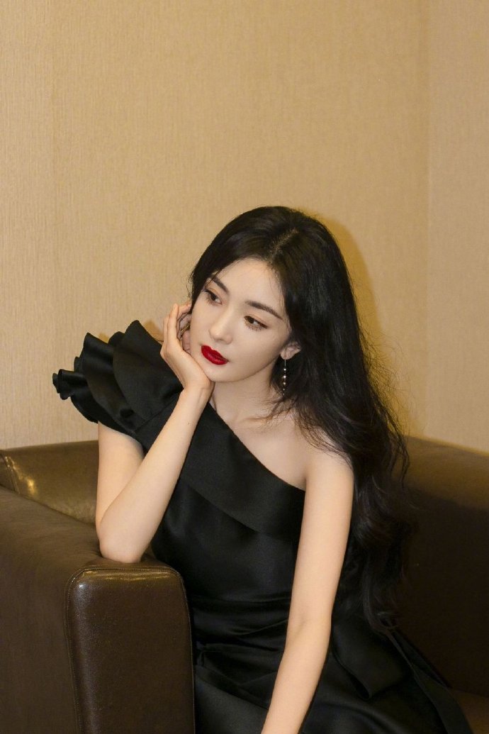 气质女星杨幂黑色斜肩连衣裙搭配长卷发与红唇十分性感