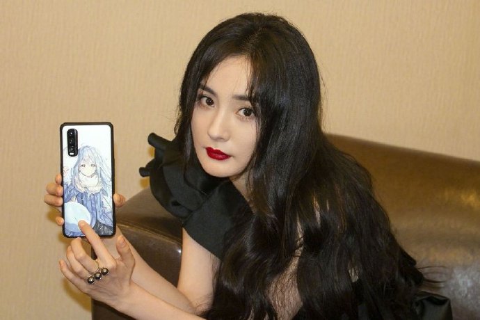 气质女星杨幂黑色斜肩连衣裙搭配长卷发与红唇十分性感