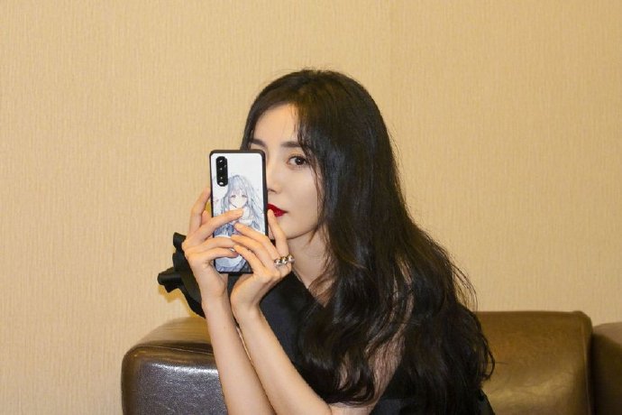 气质女星杨幂黑色斜肩连衣裙搭配长卷发与红唇十分性感