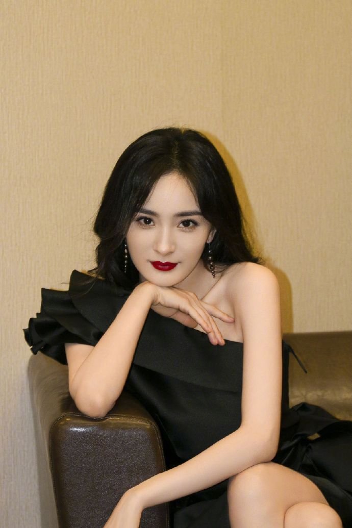 气质女星杨幂黑色斜肩连衣裙搭配长卷发与红唇十分性感