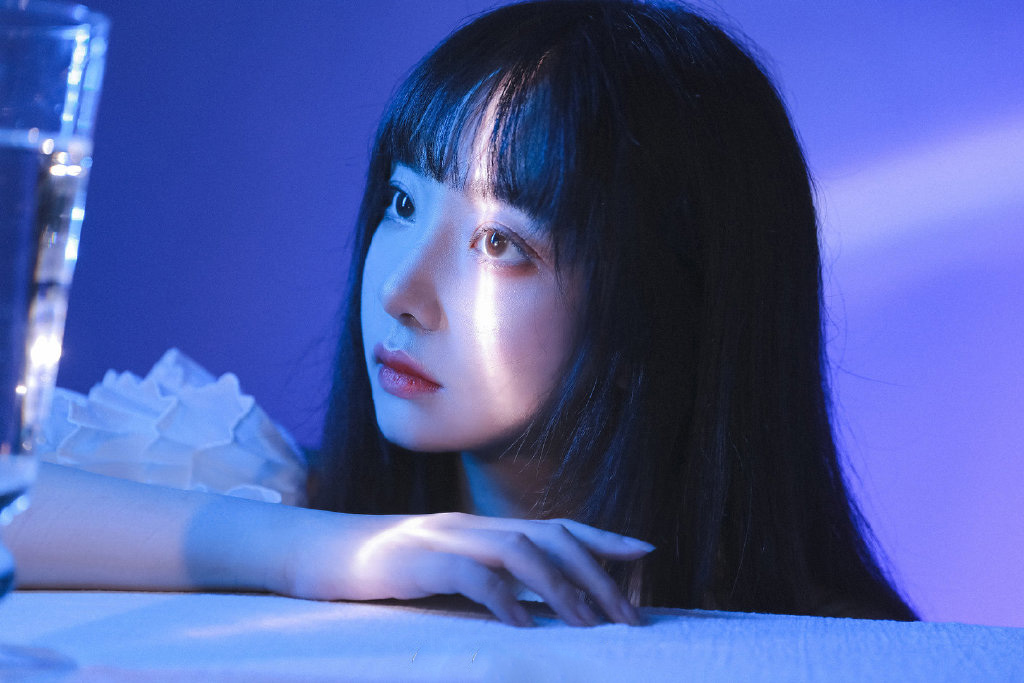 高颜值美女秀香肩图片
