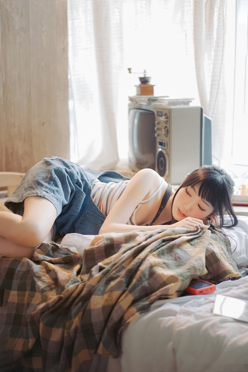牛仔背带裤文艺女生美腿诱人写真图片