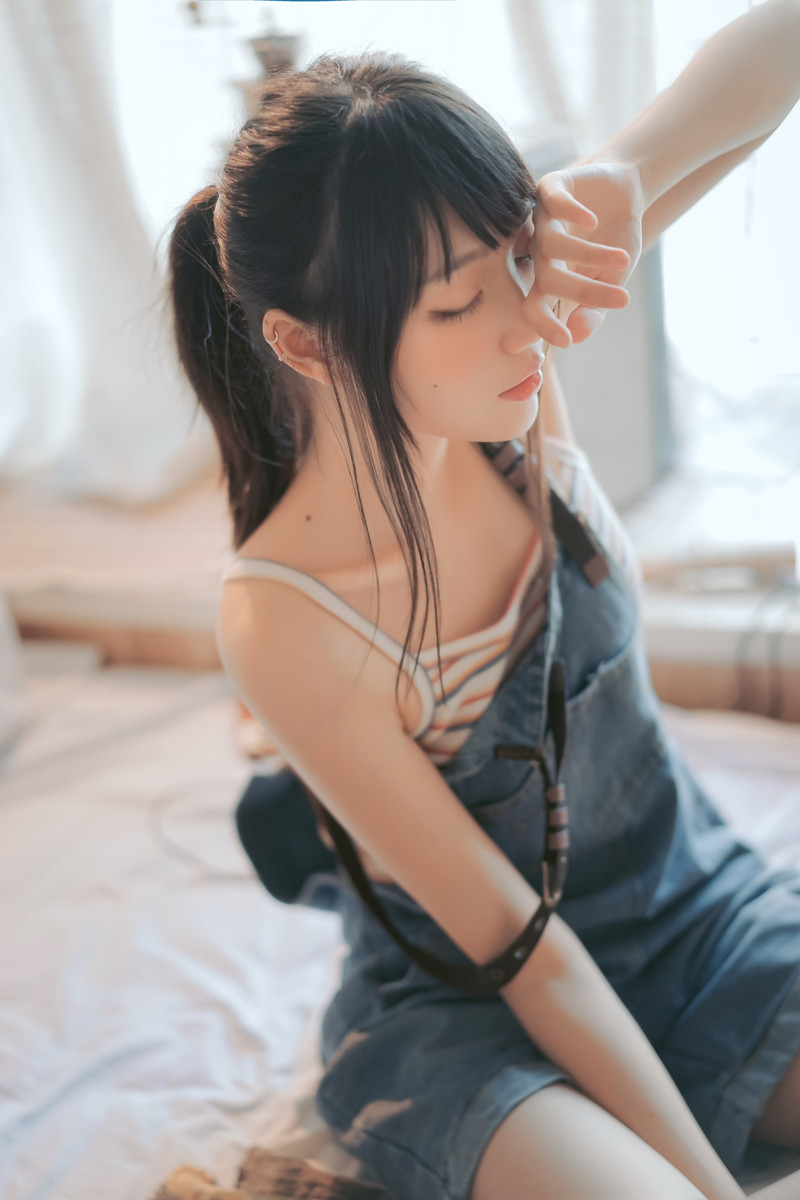 牛仔背带裤文艺女生美腿诱人写真图片