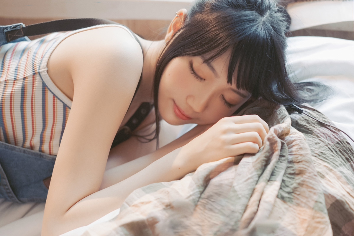 牛仔背带裤文艺女生美腿诱人写真图片
