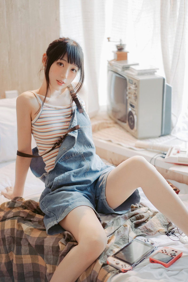 牛仔背带裤文艺女生美腿诱人写真图片