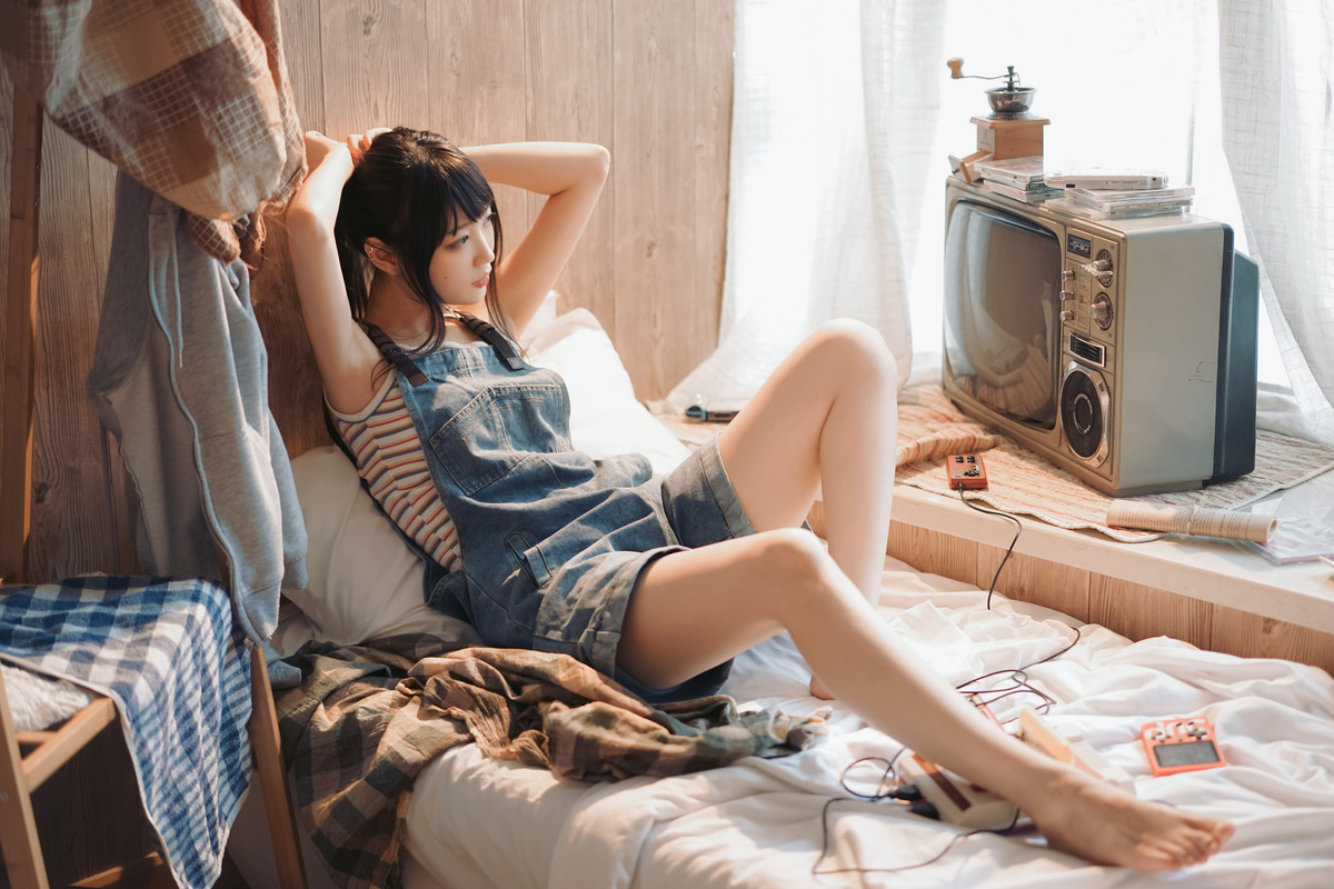 牛仔背带裤文艺女生美腿诱人写真图片