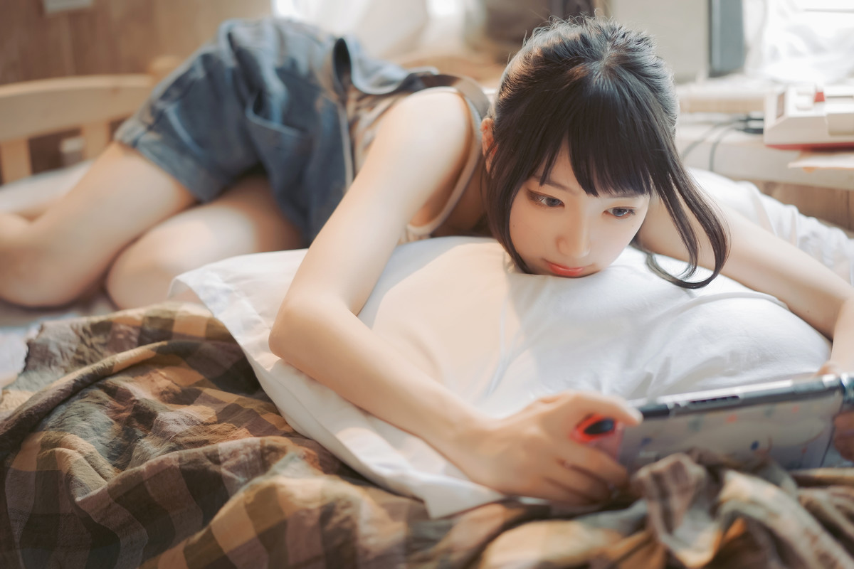 牛仔背带裤文艺女生美腿诱人写真图片