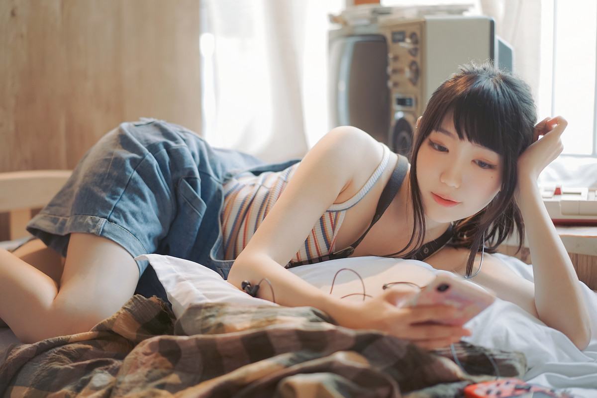牛仔背带裤文艺女生美腿诱人写真图片