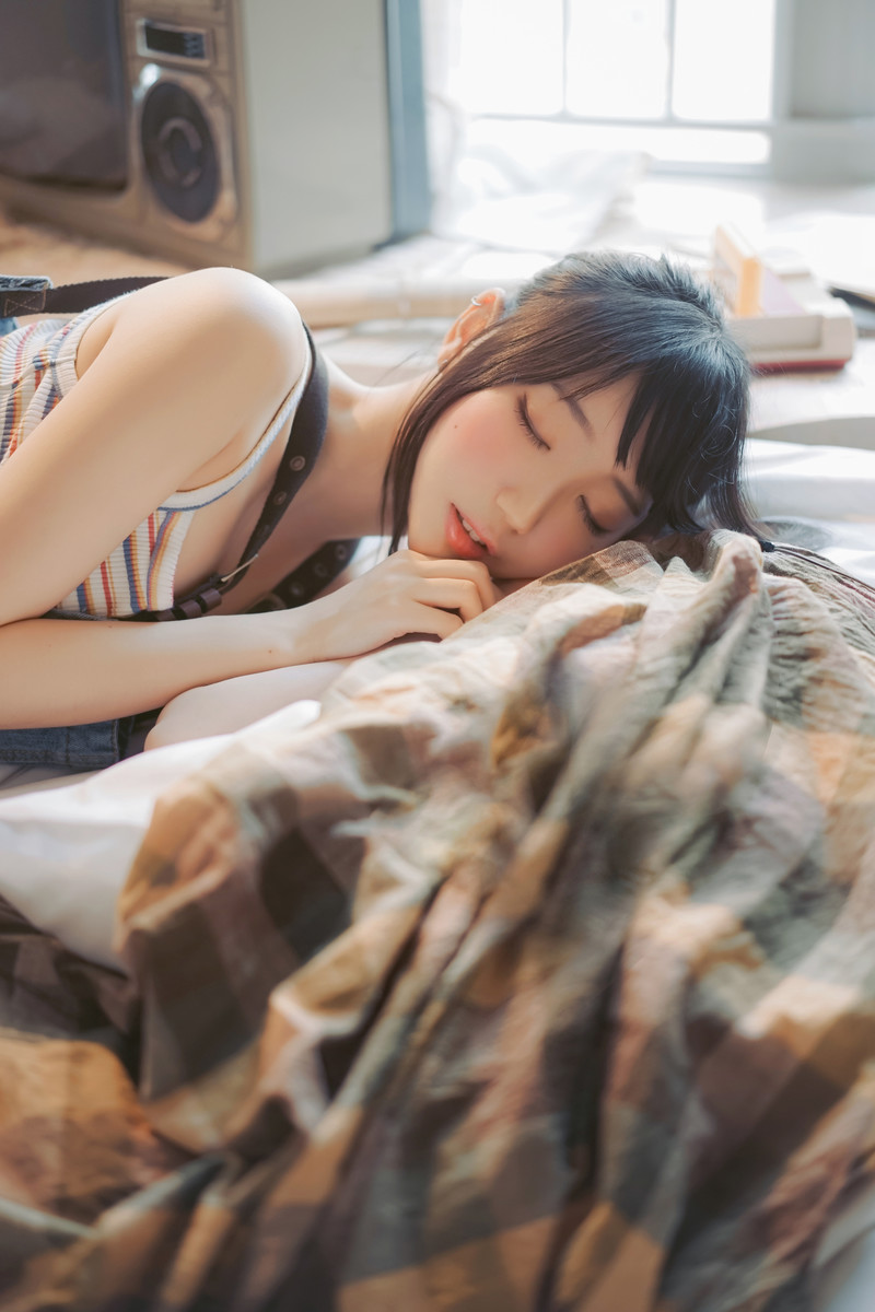牛仔背带裤文艺女生美腿诱人写真图片