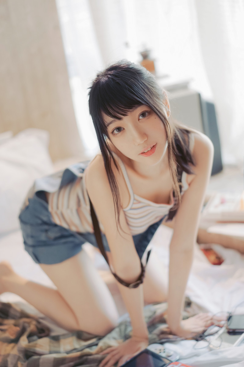 牛仔背带裤文艺女生美腿诱人写真图片