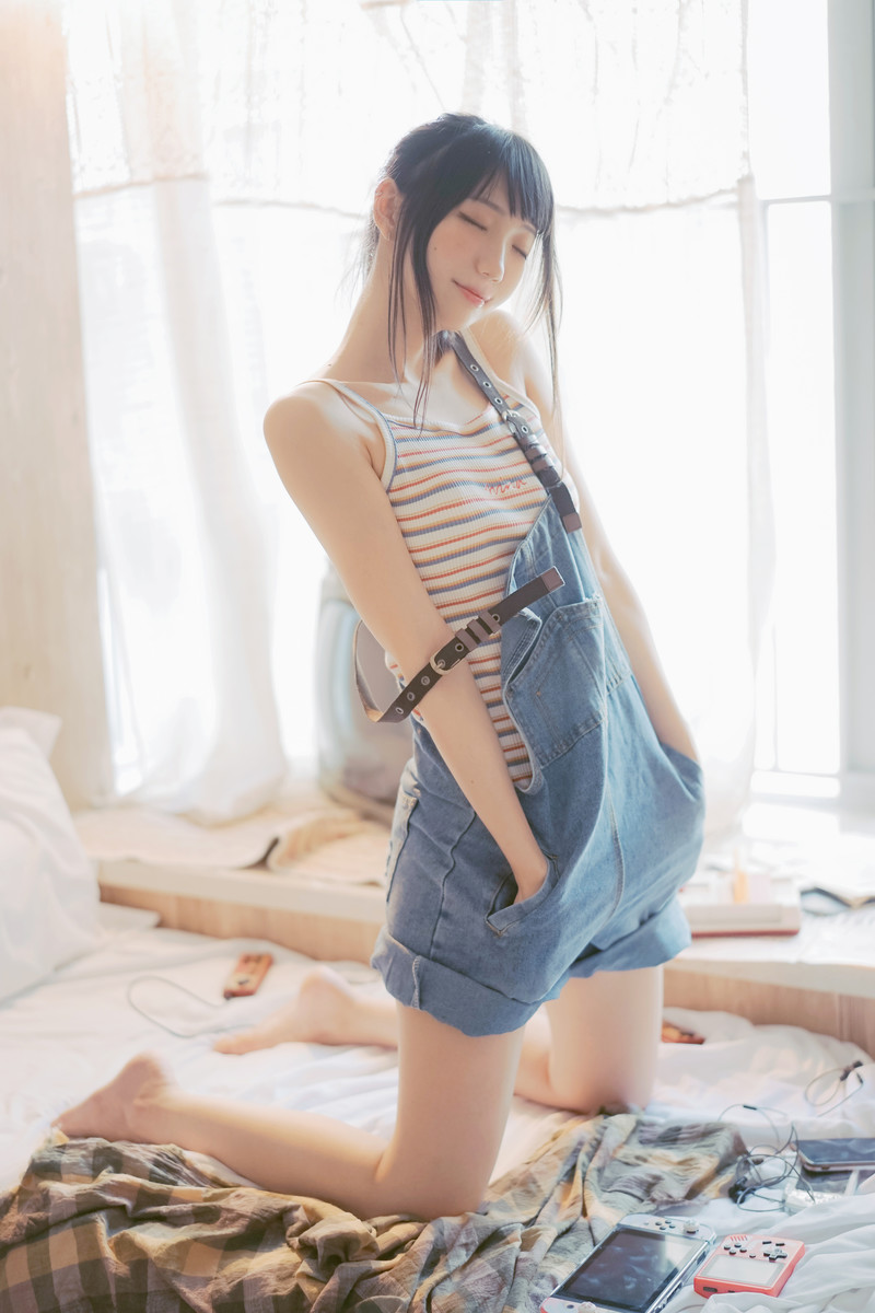 牛仔背带裤文艺女生美腿诱人写真图片
