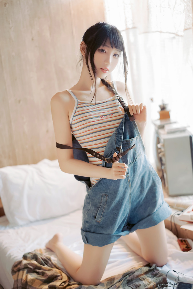 牛仔背带裤文艺女生美腿诱人写真图片