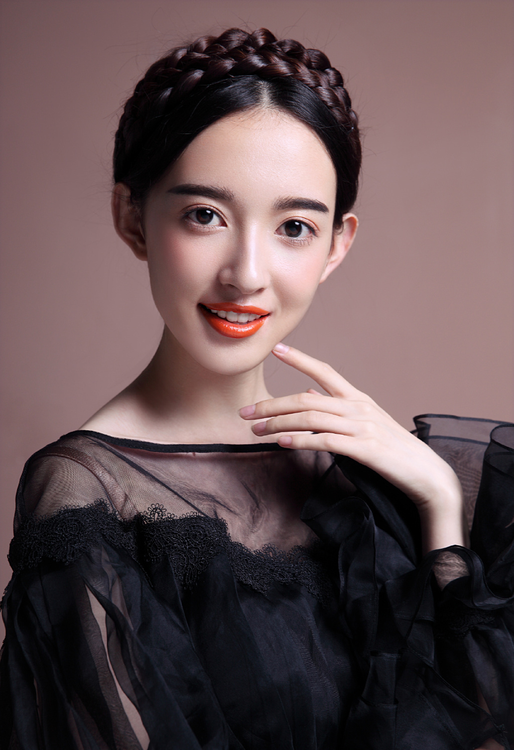 95年狮子座女生康宁性感黑色礼服图片