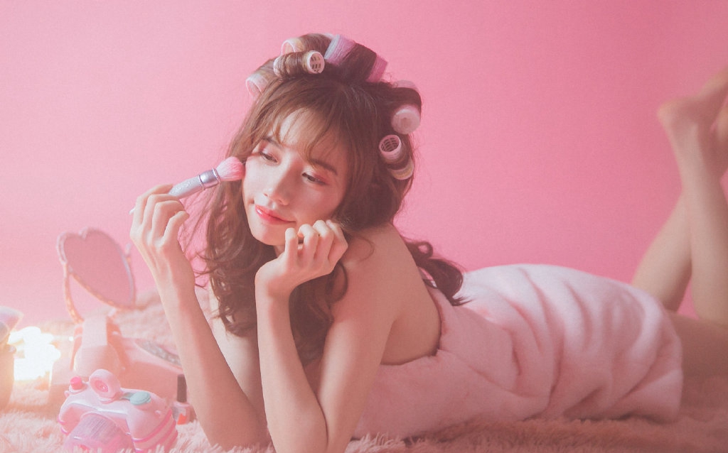 性感俏皮女学生大美腿诱人写真图片