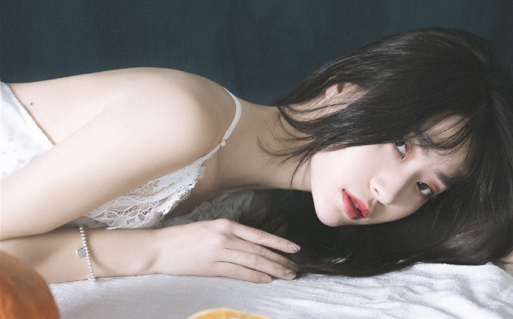 娇嫩美女吊带裙性感美图
