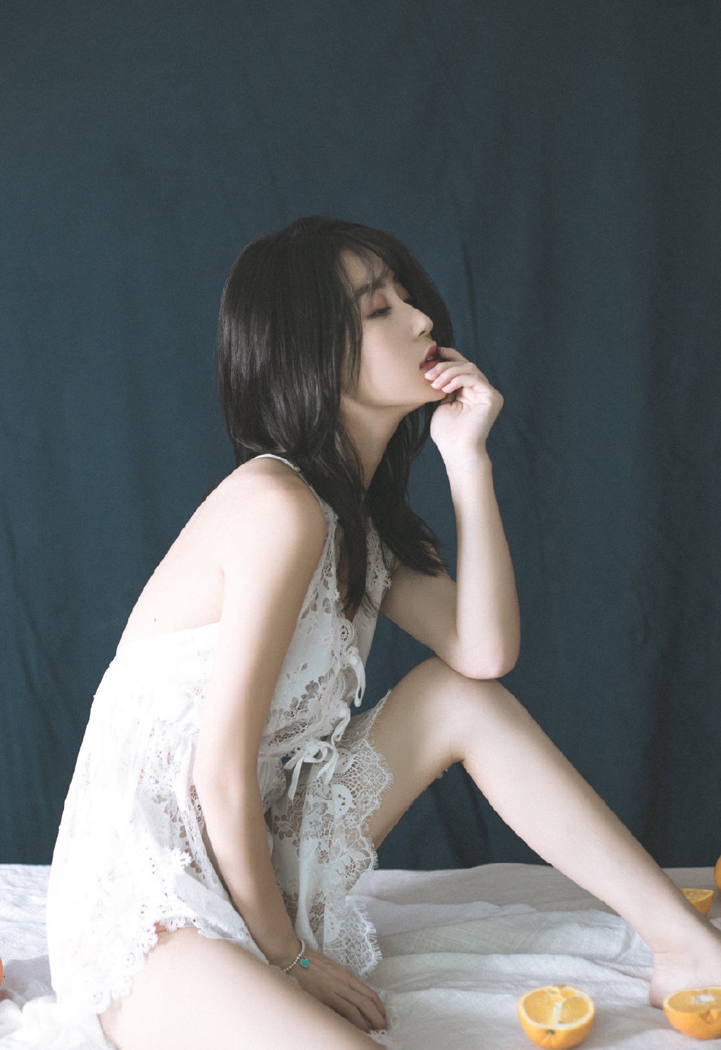 娇嫩美女吊带裙性感美图