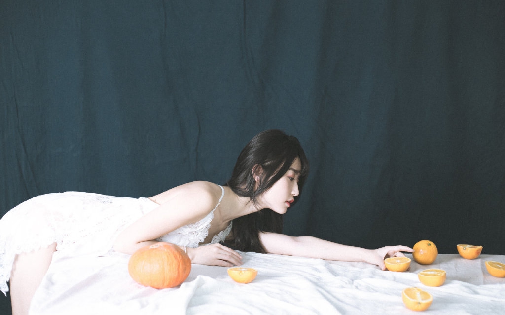 娇嫩美女吊带裙性感美图