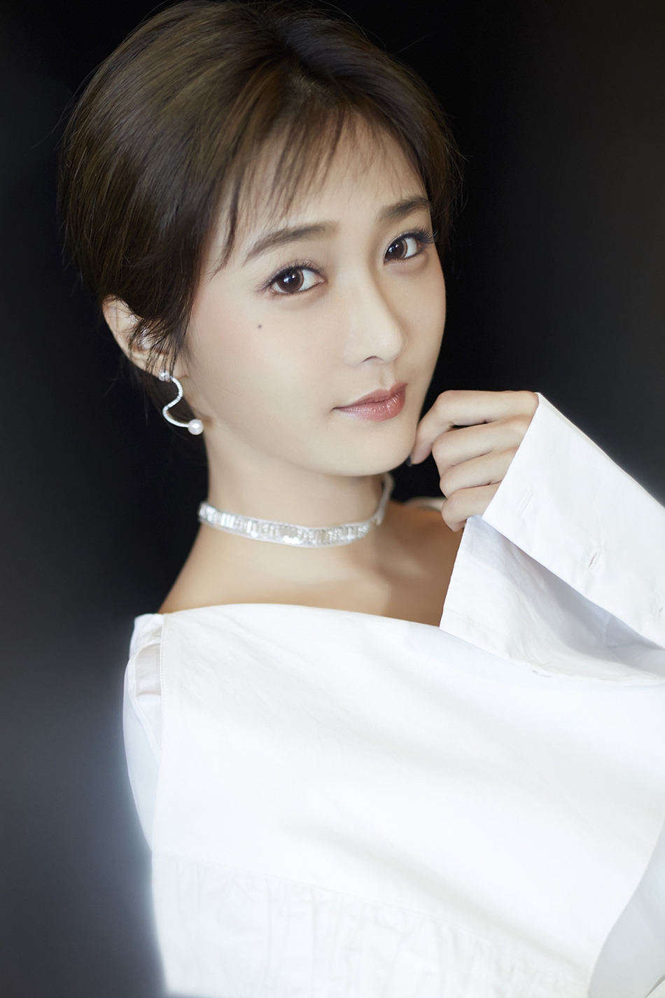 金牛座女生陈冰黑白配迷人写真图片