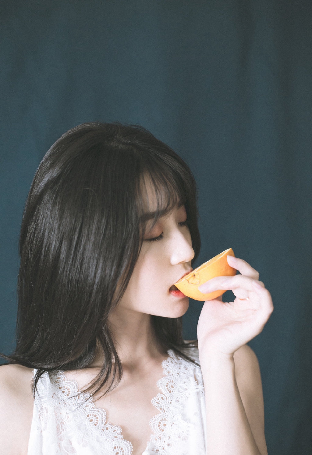 娇嫩美女吊带裙性感美图