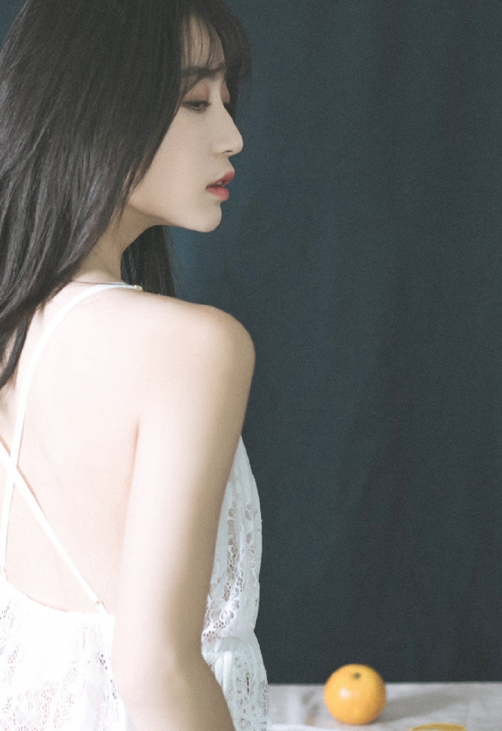 娇嫩美女吊带裙性感美图