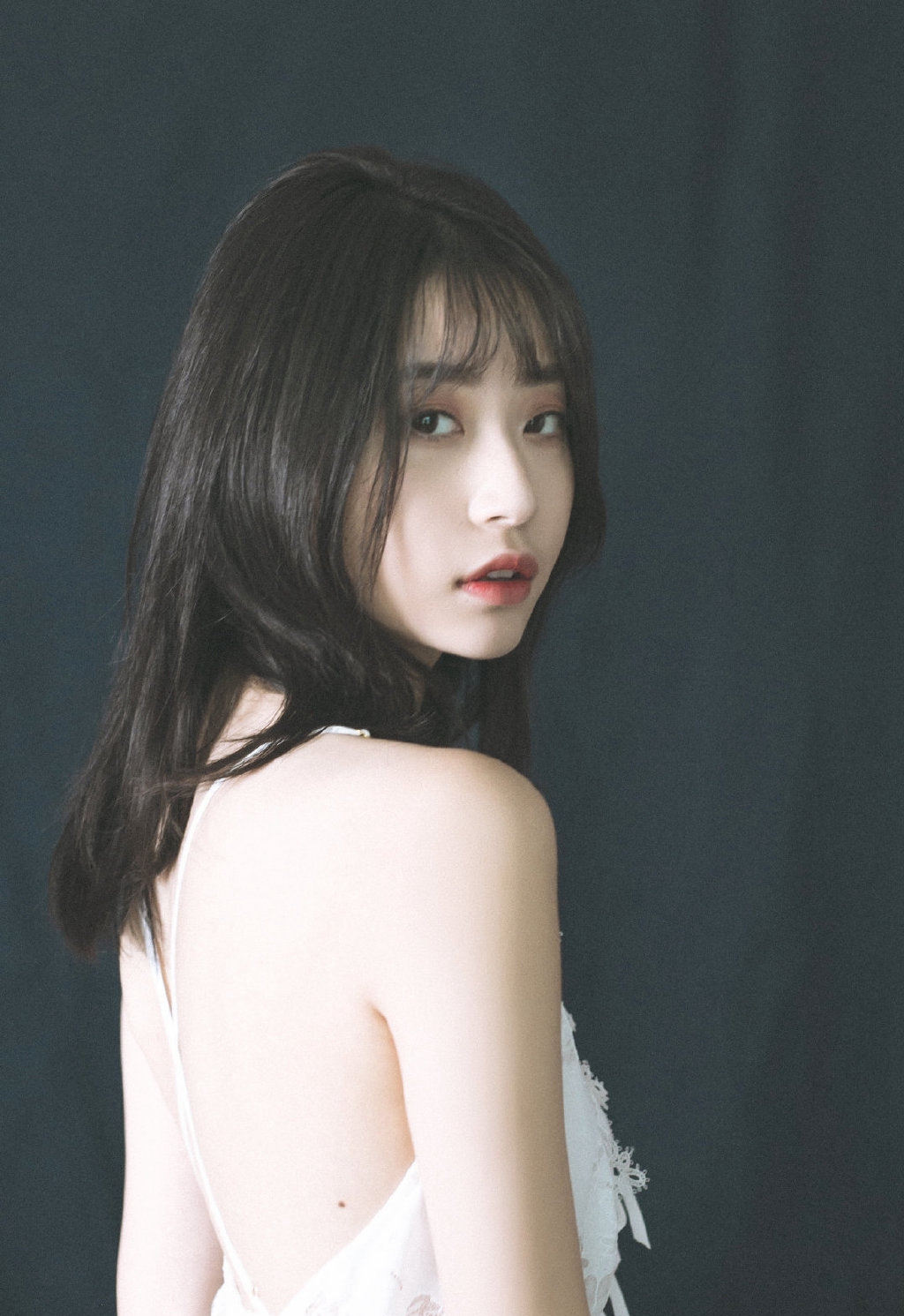 娇嫩美女吊带裙性感美图