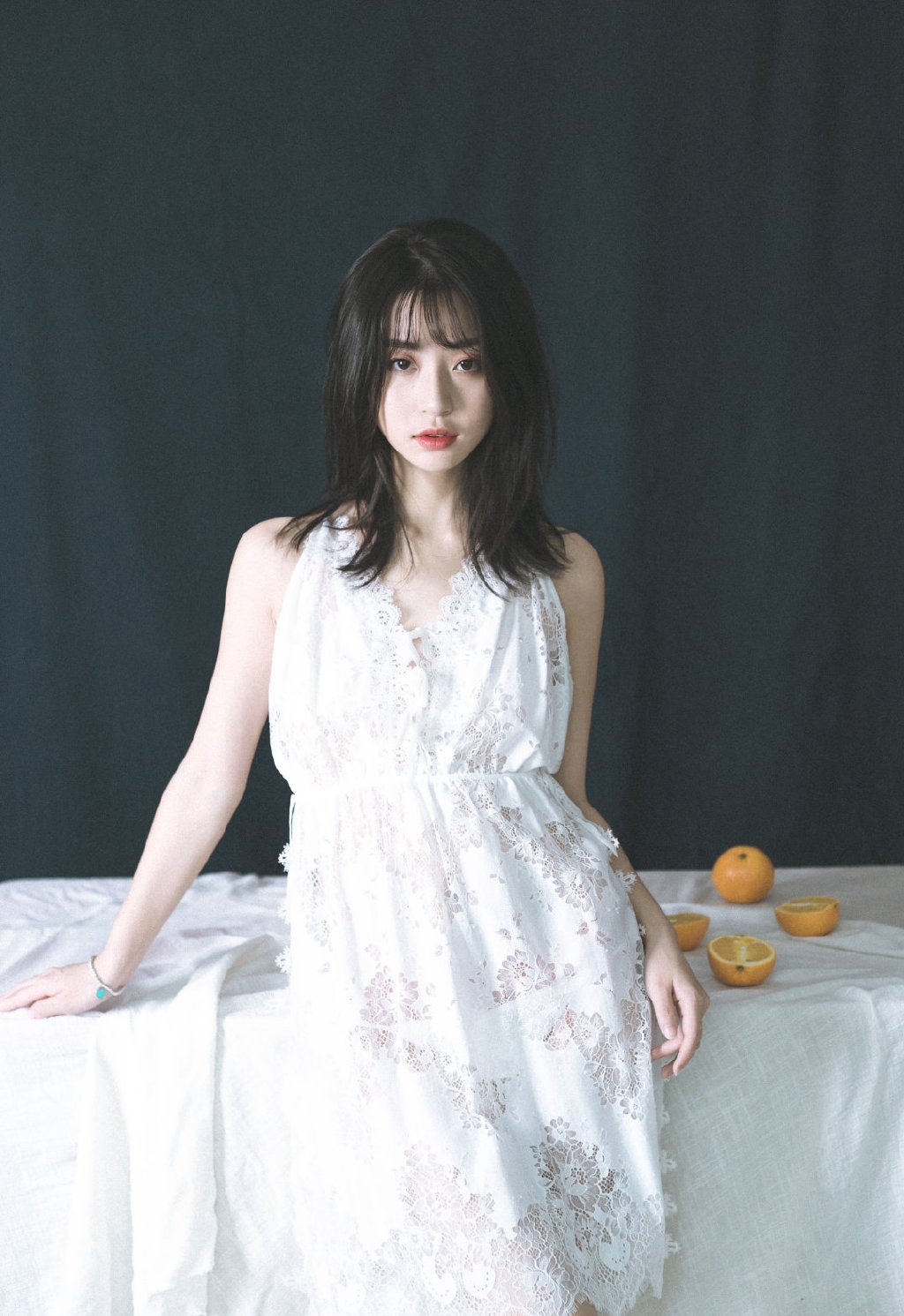 娇嫩美女吊带裙性感美图
