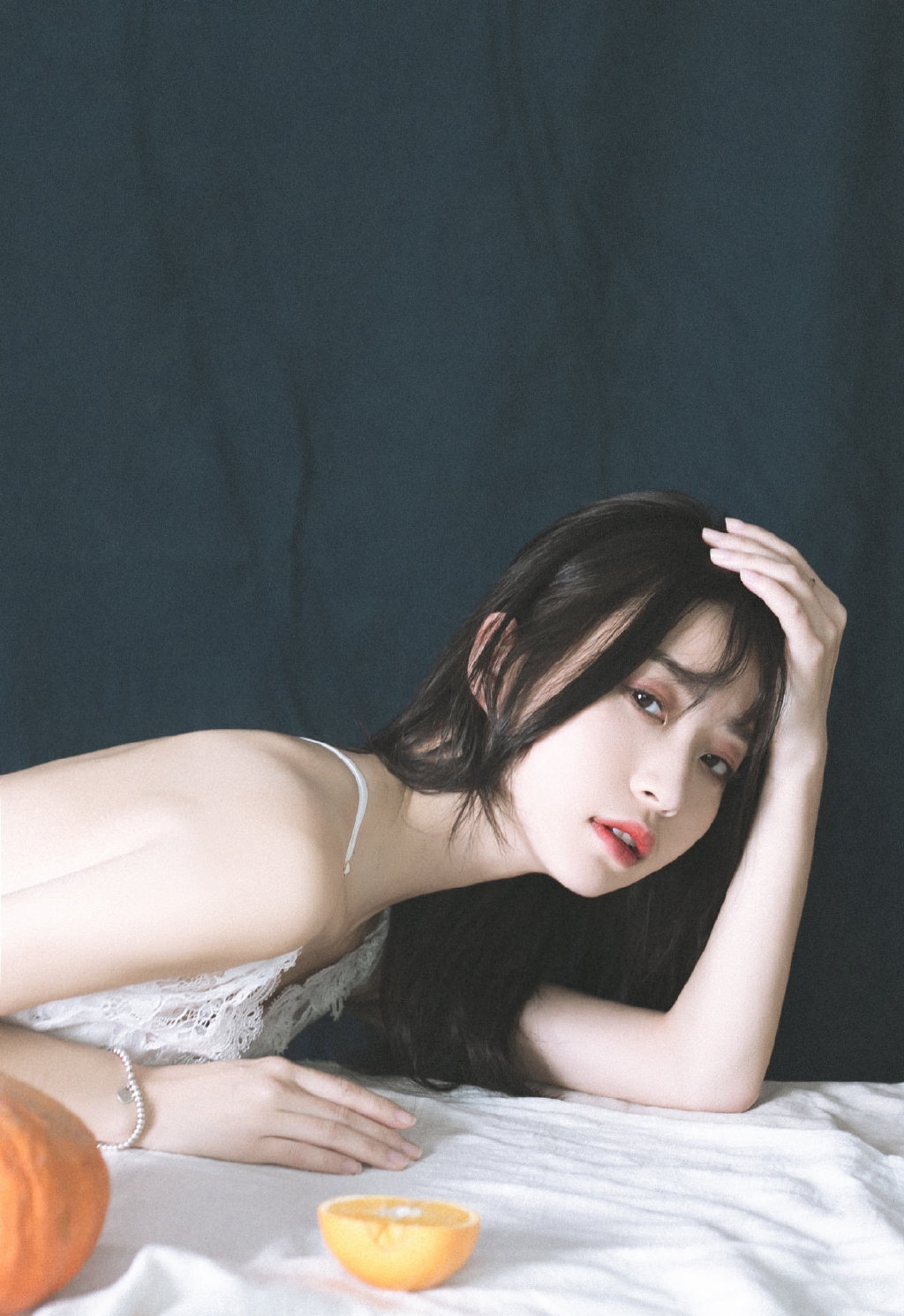 娇嫩美女吊带裙性感美图