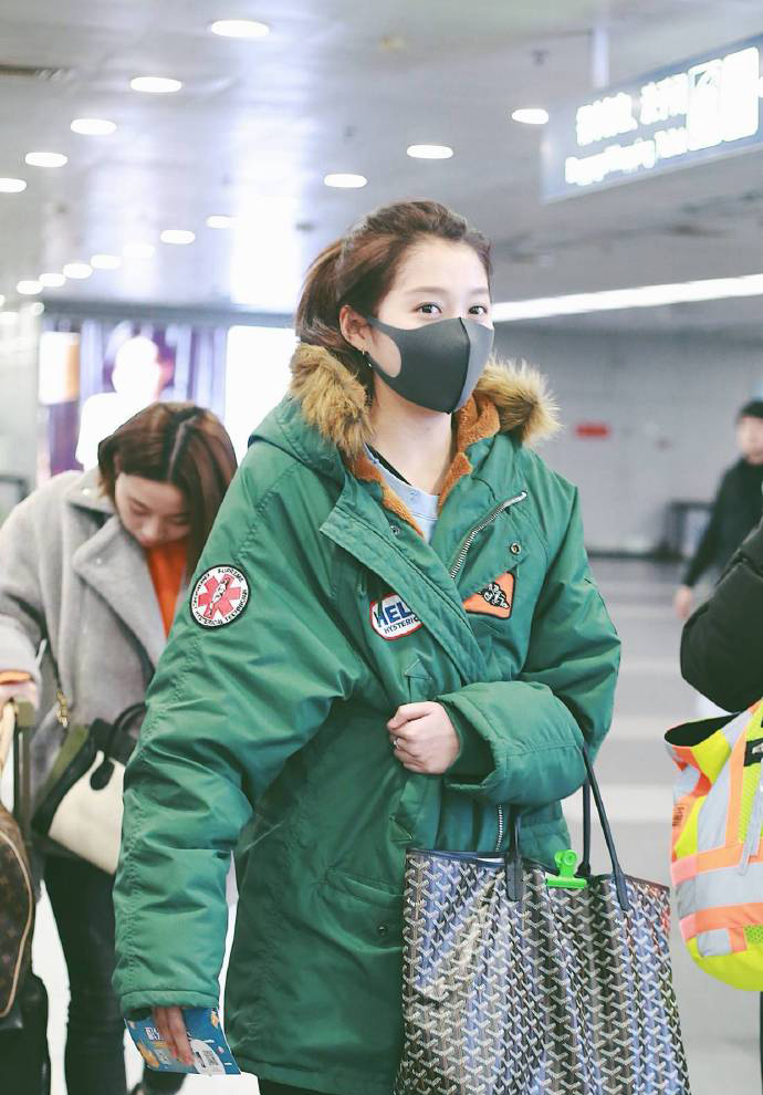 处女座女生关晓彤机场私服街拍