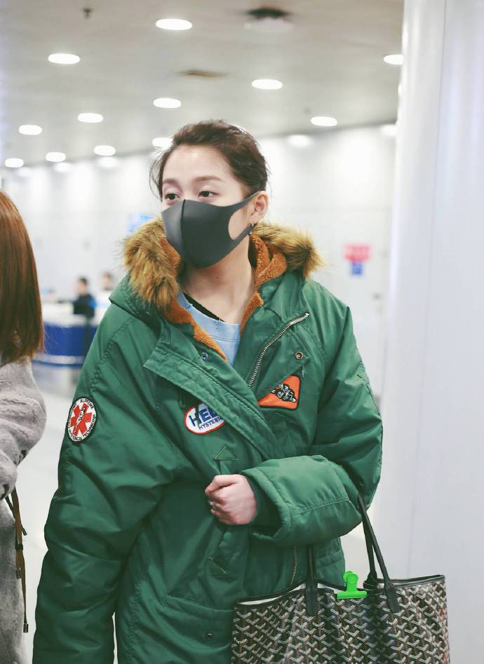 处女座女生关晓彤机场私服街拍