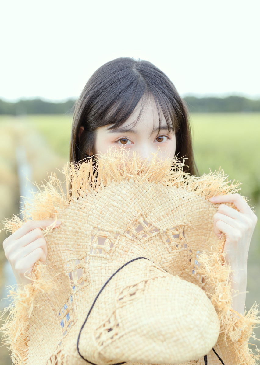 小清新女神吊带裙性感迷人微笑图片