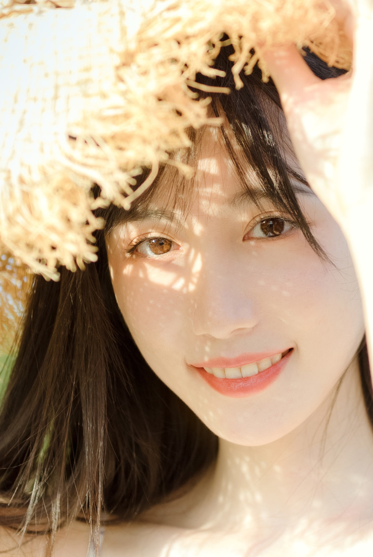 小清新女神吊带裙性感迷人微笑图片