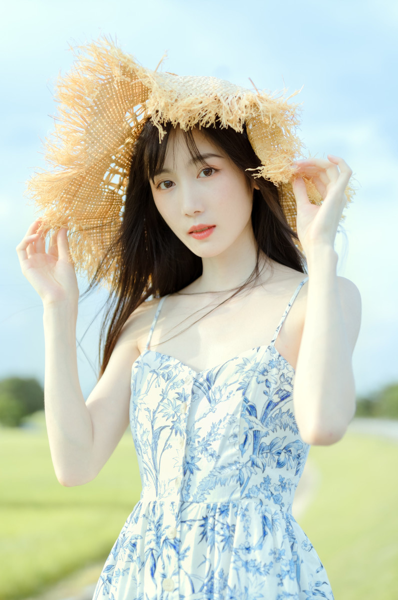 小清新女神吊带裙性感迷人微笑图片