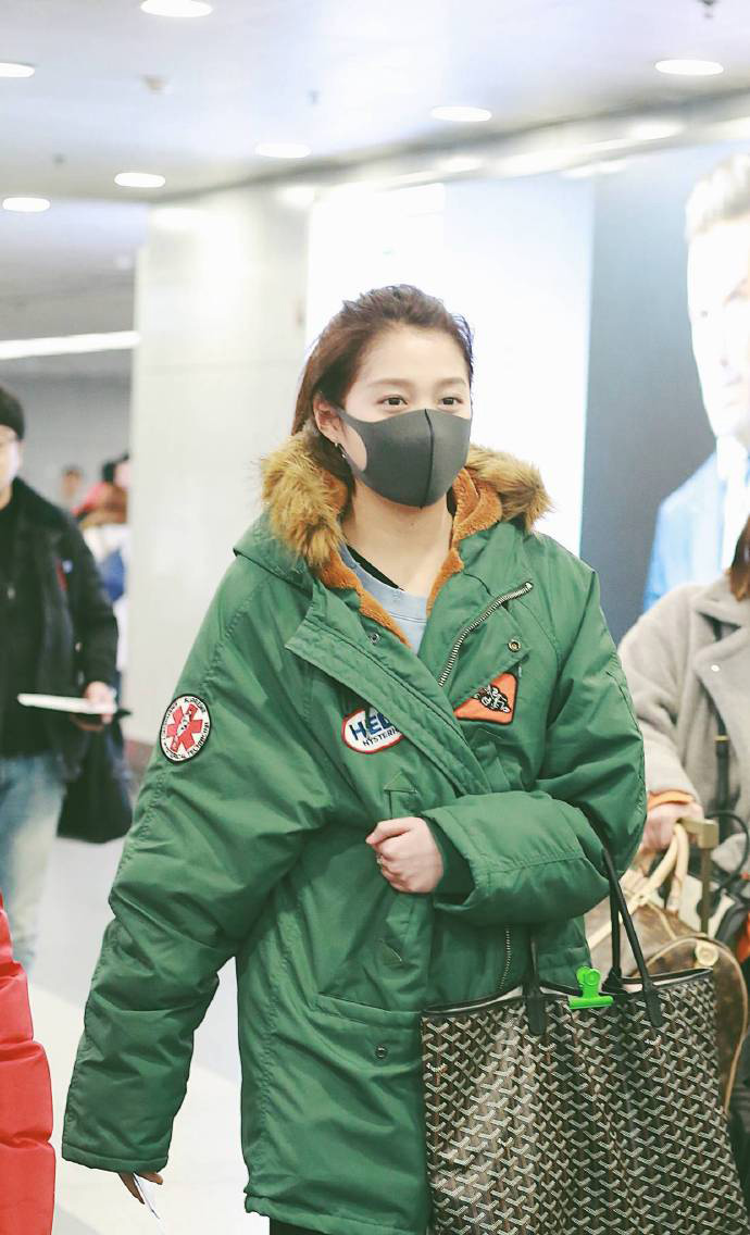 处女座女生关晓彤机场私服街拍