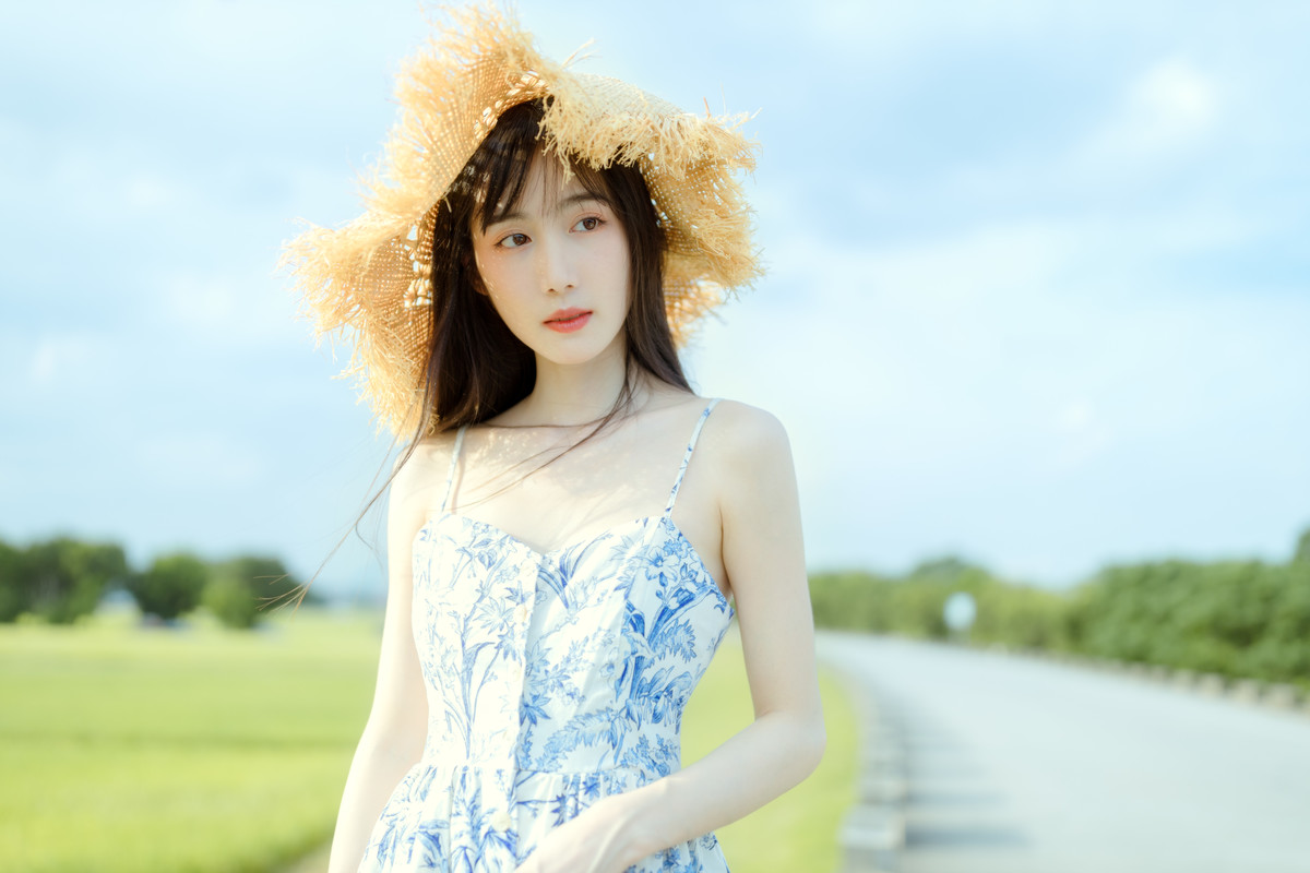 小清新女神吊带裙性感迷人微笑图片
