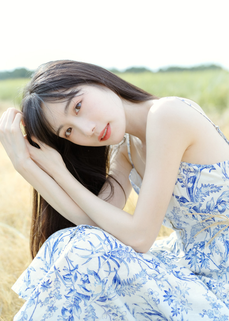 小清新女神吊带裙性感迷人微笑图片