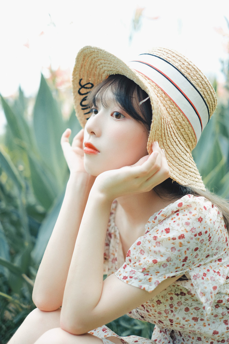 碎花裙美女性感白嫩皮肤唯美户外写真图片