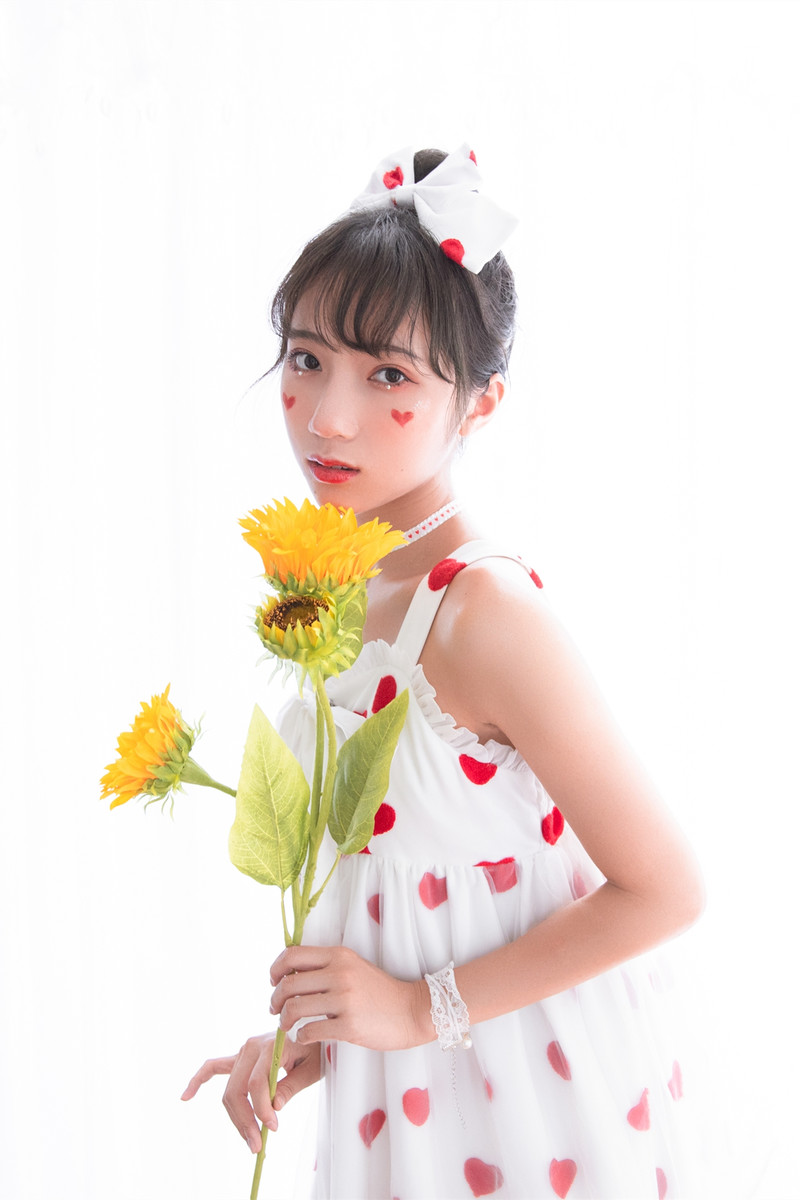 甜心萝莉美眉吊带裙性感诱人写真
