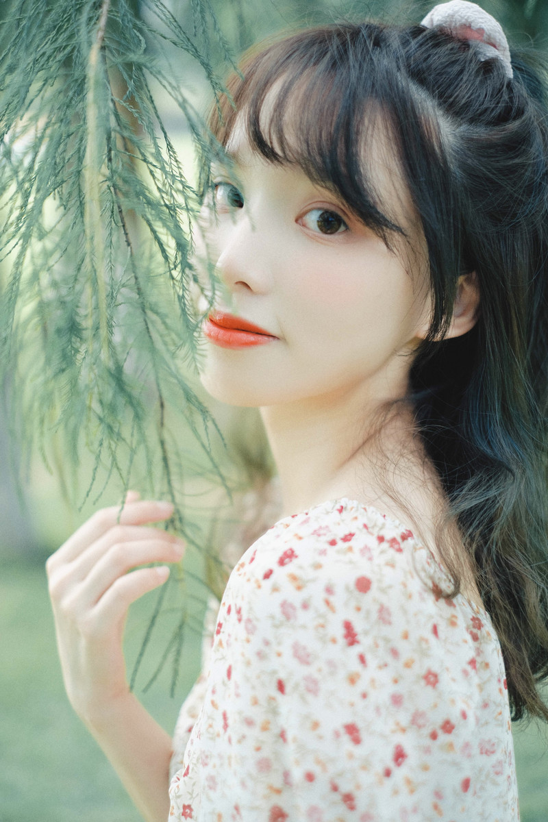 碎花裙美女性感白嫩皮肤唯美户外写真图片
