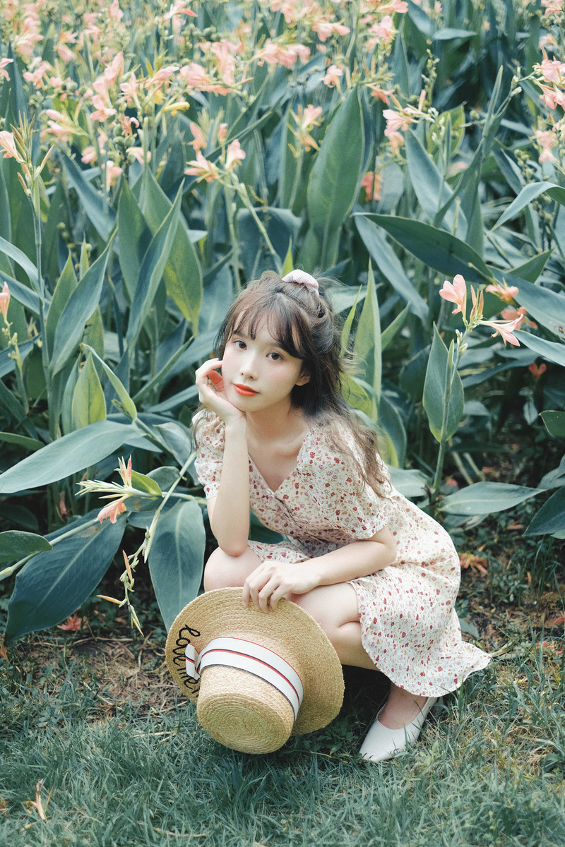 碎花裙美女性感白嫩皮肤唯美户外写真图片