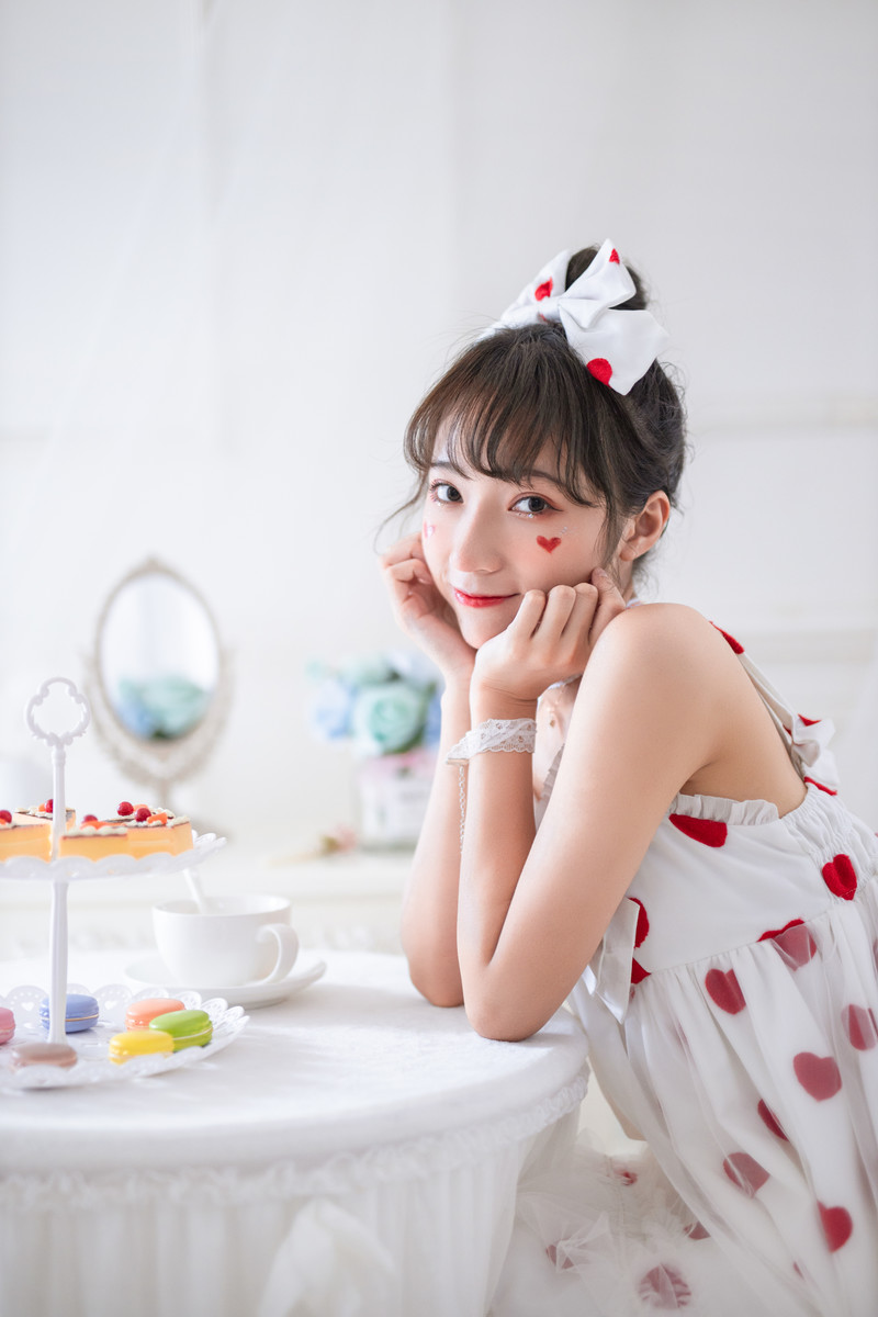 甜心萝莉美眉吊带裙性感诱人写真