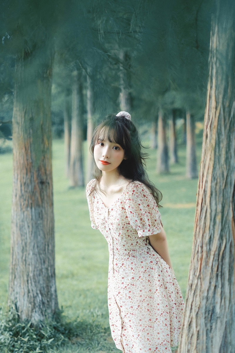 碎花裙美女性感白嫩皮肤唯美户外写真图片