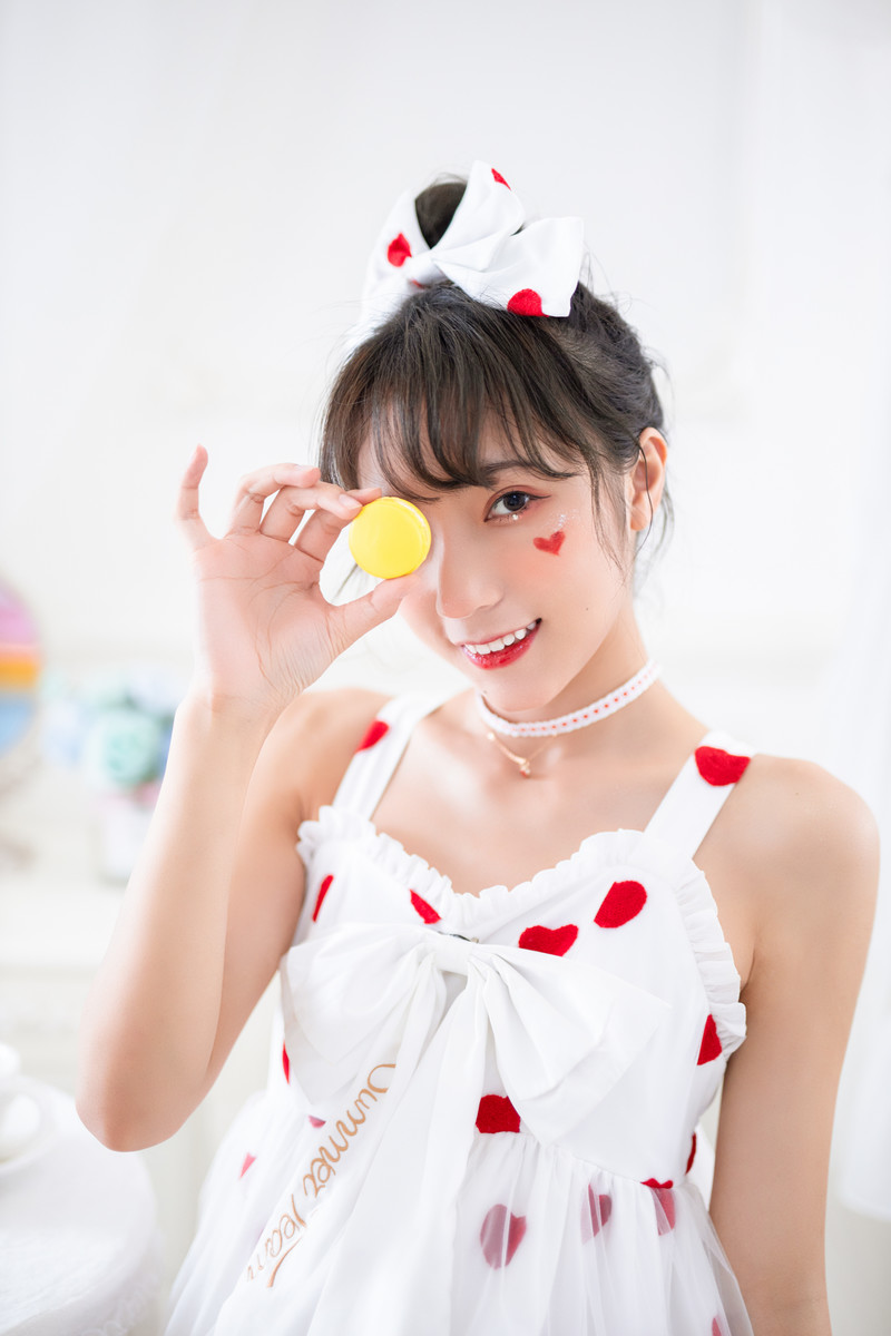 甜心萝莉美眉吊带裙性感诱人写真